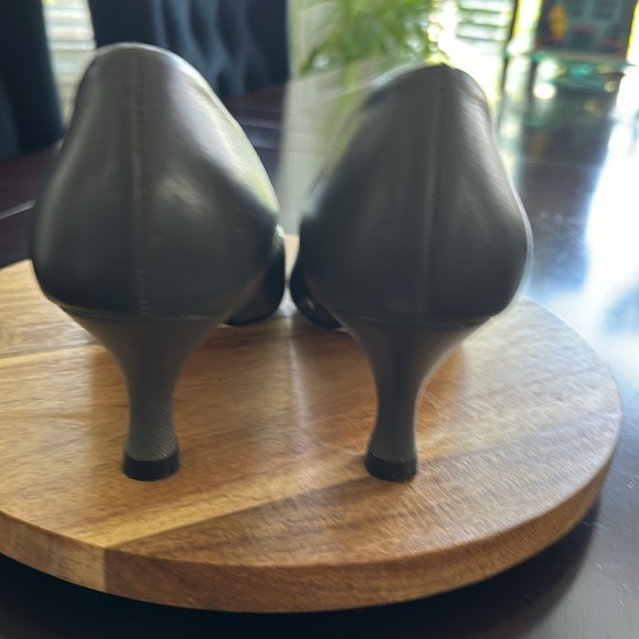 Grey slip on pumps - Picture 5 of 9